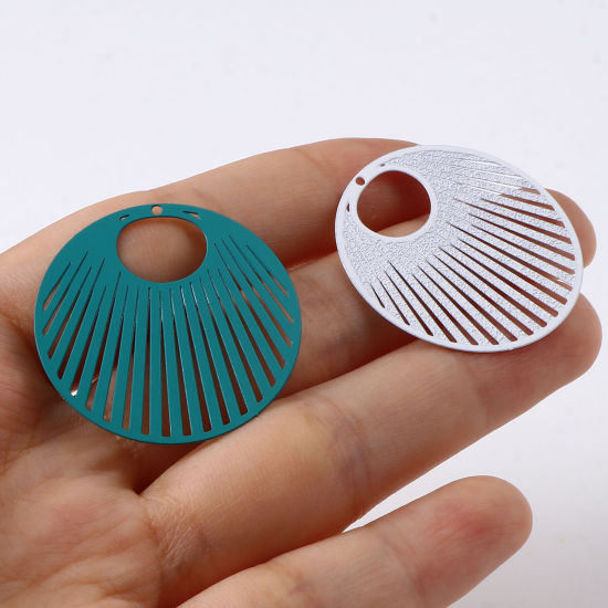 Immagine di Lega di Ferro Filigree Stamping Ciondoli Tondo Multicolore Striscia 3.1cm Dia, 10 Pz