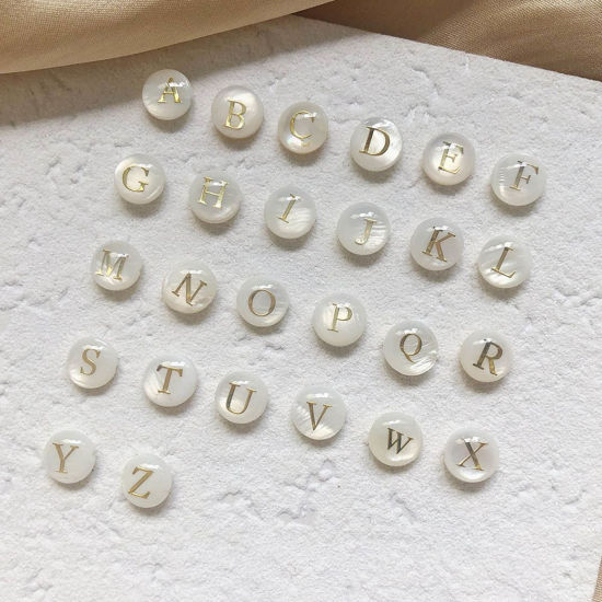 Image de Perles en Coquille Naturelle Plat-Rond Crème Alphabet Initial/ Lettre Majuscule 8mm Dia, Taille de Trou: 1.1mm, 10 Pcs