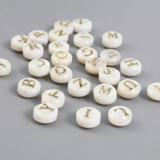 Image de Perles en Coquille Naturelle Plat-Rond Crème Alphabet Initial/ Lettre Majuscule 8mm Dia, Taille de Trou: 1.1mm, 10 Pcs