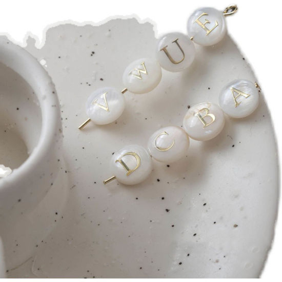 Image de Perles en Coquille Naturelle Plat-Rond Crème Alphabet Initial/ Lettre Majuscule 8mm Dia, Taille de Trou: 1.1mm, 10 Pcs