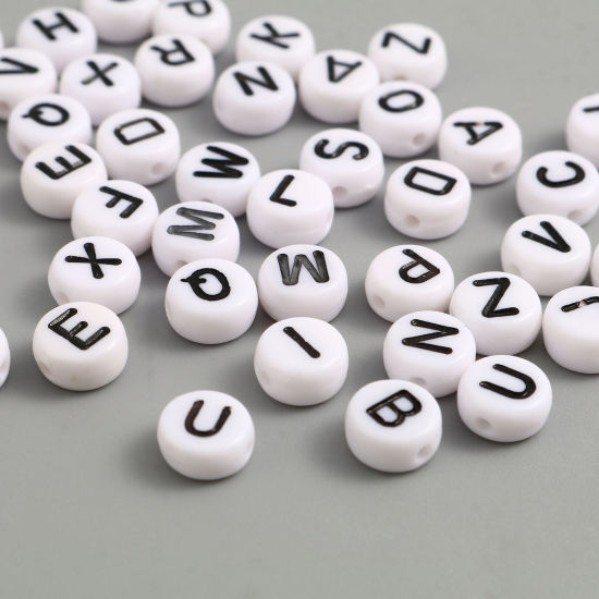 Изображение Acrylic Beads Flat Round Black & White Initial Alphabet/ Capital Letter Pattern About 7mm Dia., Hole: Approx 1.4mm, 500 PCs