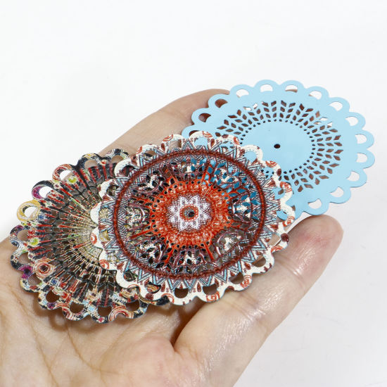 Bild von Eisenlegierung Filigran Stempel Verzierung Anhänger Rund Bunt Spritzlackierung 4.7cm x 4.7cm, 5 Stück