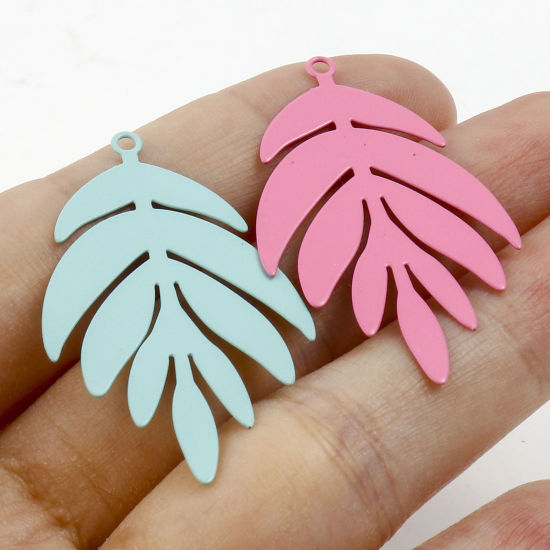Bild von Eisenlegierung Filigran Stempel Verzierung Anhänger Blätter Bunt Spritzlackierung 4cm x 2.4cm, 10 Stück