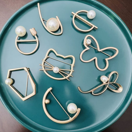 Immagine di Elegante Spilla Oro Opaco Imitata Perla 1 Pz