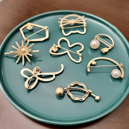 Immagine di Elegante Spilla Oro Opaco Imitata Perla 1 Pz