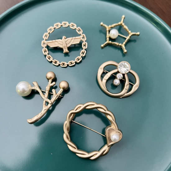 Immagine di Elegante Spilla Oro Opaco Imitata Perla 1 Pz