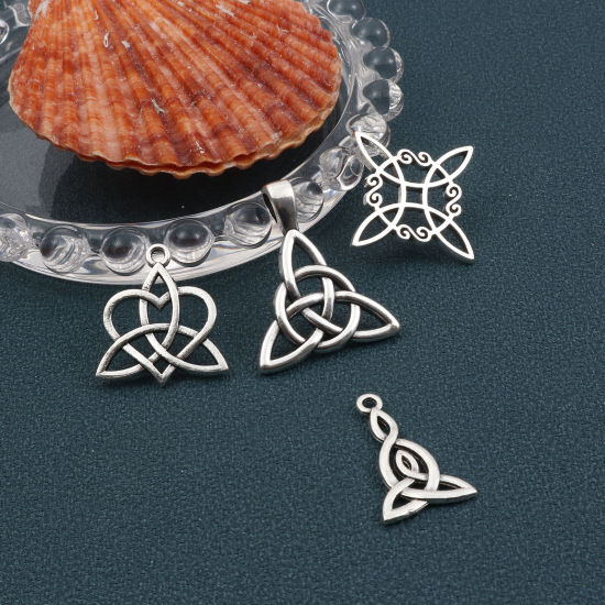 Bild von Zinklegierung Religiös Charms Antiksilber Keltisch Knoten Hohl 10 Stück