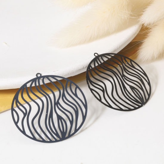 Bild von Eisenlegierung Filigran Stempel Verzierung Anhänger Rund Bunt Streifen 3.8cm x 3.6cm, 10 Stück