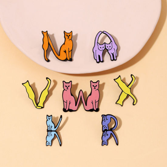可愛い かわいい キュート ブローチ 猫 文字 " A-Z " 多色 エナメル 1 個 の画像