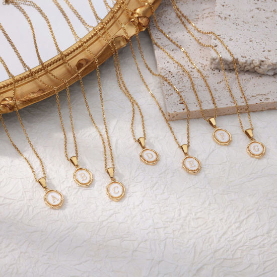 Immagine di Ecologico Elegante Semplice 18K Vero Oro Placcato Rame Cavo Catena Ovale Lettera Maiuscola Messaggio " A-Z " Collana con Ciondolo Per Donne Anniversario 38cm Lunghezza, 1 Pz
