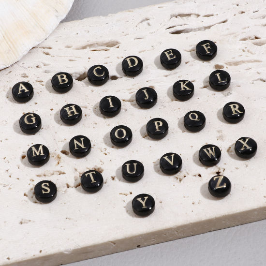 Image de Perles pour DIY Fabrication de Bijoux de Charme en Coquille Rond Noir Alphabet Initial/ Lettre Majuscule Mots" A-Z " Double Face 8mm Dia, Taille de Trou: 0.5mm, 5 Pcs