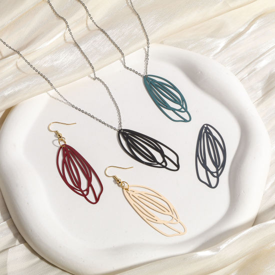 Bild von Eisenlegierung Filigran Stempel Verzierung Anhänger Bunt Blätter Hohl 5cm x 2.1cm, 10 Stück