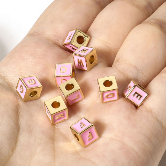 真鍮 シンプル ビーズ ペンダント チャーム DIY 手作り ハンドメイド ジュエリー アクセサリーを作る K18ゴールドフィルド 多色 キューブ キャピタルレター エナメル 文字「 A-Z」 1 個 の画像