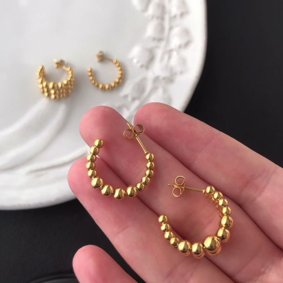 Изображение 1 Пара Экологически чистое вакуумное покрытие Стильный Простой 18K настоящее золото с покрытием 304 Нержавеющая Сталь В "С" Форме Серьги-кольца из бисера Для женщин Партия
