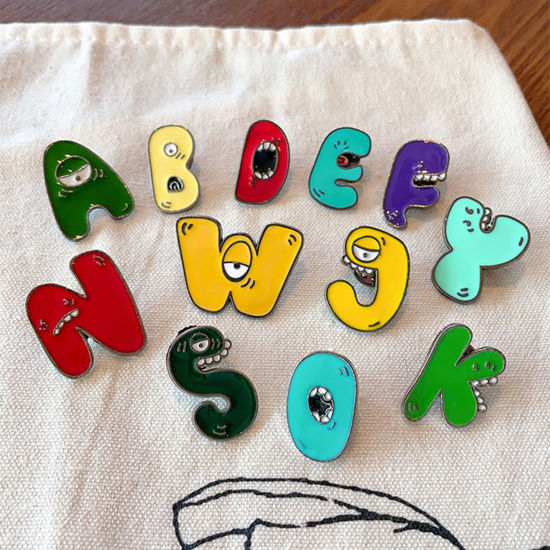 Immagine di 1 Pz Carino Spilla Mostro Occhi Lettere " A-Z " Multicolore Smalto