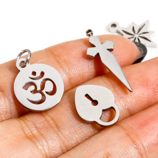 Image de 1 Pièce Breloques en 304 Acier Inoxydable Respectueux de la Nature Religieux Rond Argent Mat Symbole OM/ Aum Creux