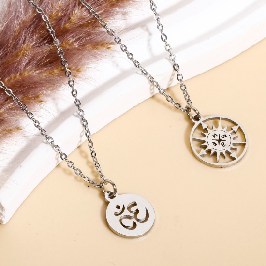 Image de 1 Pièce Breloques en 304 Acier Inoxydable Respectueux de la Nature Religieux Rond Argent Mat Symbole OM/ Aum Creux