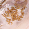 Image de 1 Pièce Breloques en 316 Acier Inoxydable Mini Lettre Plaqué Or 18K Gravé Mots" A-Z " Tordu 15.2mm x 11.7mm