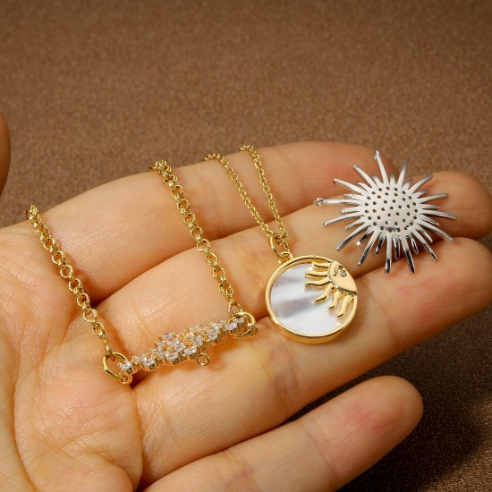 1 個 シェル+真鍮 宇宙銀河シリーズ チャーム 円形 ゴールドフィルド 太陽 クリアジルコン 17mmx 15mm、 の画像