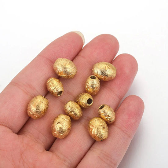 Bild von 2 Stück Vakuumbeschichtung 304 Edelstahl Perlen für die DIY-Schmuckherstellung Barrel 18K Gold plattiert Geschnitzte Muster Sternenstaub