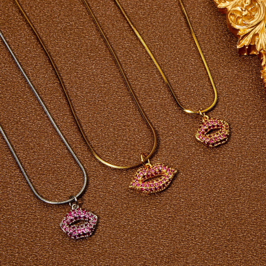 Image de 1 Pièce Breloques Micro Pave en Laiton Respectueux de la Nature Lèvres Plaqué Or Véritable à Zircone Cubique Fuchsia