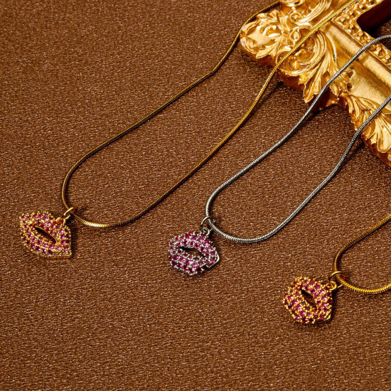 Image de 1 Pièce Breloques Micro Pave en Laiton Respectueux de la Nature Lèvres Plaqué Or Véritable à Zircone Cubique Fuchsia
