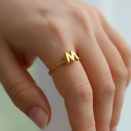 Immagine di 1 Pz Placcatura Sottovuoto Semplice & Casual Semplice Placcato Oro 18K 304 Acciaio Inossidabile Aperto Regolabile Intrecciato Messaggio " A-Z " Anello Per Donne Festa della Mamma