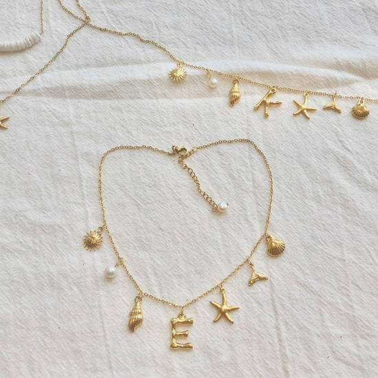 1 本 真空メッキ ボヘミア 海ジュエリー 18Kゴールドメッキ 304ステンレス鋼 小豆チェーン・あづきチェーン ヒトデ シェル 文字「 A-Z」 パール模造 ペンダントネックレス 女性のため パーティ の画像