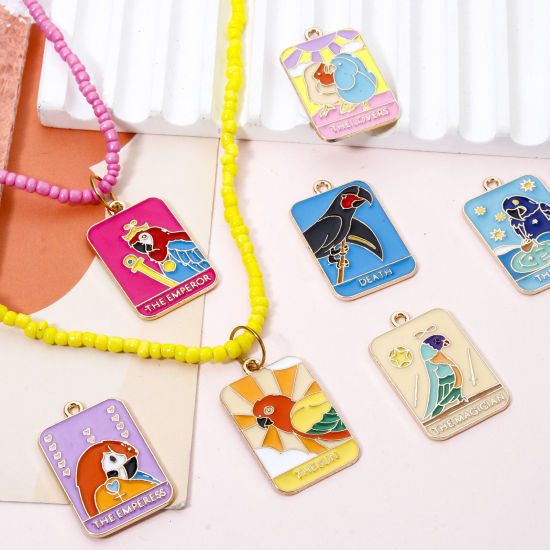 Imagen de 10 Unidades Zamak Tarot Colgantes Chapado en Oro Multicolor Rectángulo Loro Esmalte 3cm x 1.9cm