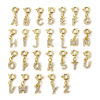 Image de 1 Pièce Breloque avec Fermoir Mousqueton Respectueux de la Nature en Laiton Plaqué Or Véritable 18K Alphabet Majuscule Lettre Initiale Avec Fermoir à Ressort à Zircone Cubique Clair