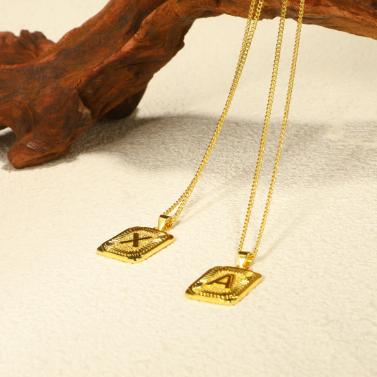 Imagen de 1 Unidad Respetuoso del Medio Ambiente Elegante Letra Mayúscula 18K Oro Real Chapado Latón Cadenas de Curb Rectángulo Raya Mensaje " A-Z " Collar con Colgante Unisexo 45cm + 5cm longitud