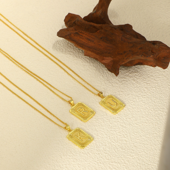 Imagen de 1 Unidad Respetuoso del Medio Ambiente Elegante Letra Mayúscula 18K Oro Real Chapado Latón Cadenas de Curb Rectángulo Raya Mensaje " A-Z " Collar con Colgante Unisexo 45cm + 5cm longitud