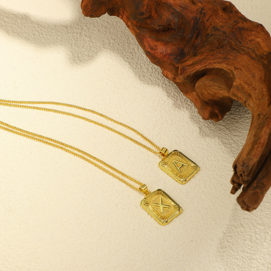 Imagen de 1 Unidad Respetuoso del Medio Ambiente Elegante Letra Mayúscula 18K Oro Real Chapado Latón Cadenas de Curb Rectángulo Raya Mensaje " A-Z " Collar con Colgante Unisexo 45cm + 5cm longitud