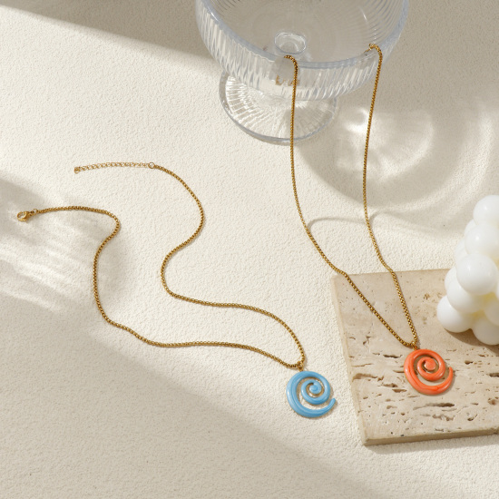 Bild von 18K Echtgold plattiert Venezianerkette Spiral Anhänger Halskette, 304 Edelstahl 45cm + 5cm, Für Frauen, Emaille Perlmuttartig, Stilvoll Exquisit Geschenk, Umweltfreundliche PVD-Vakuumbeschichtung