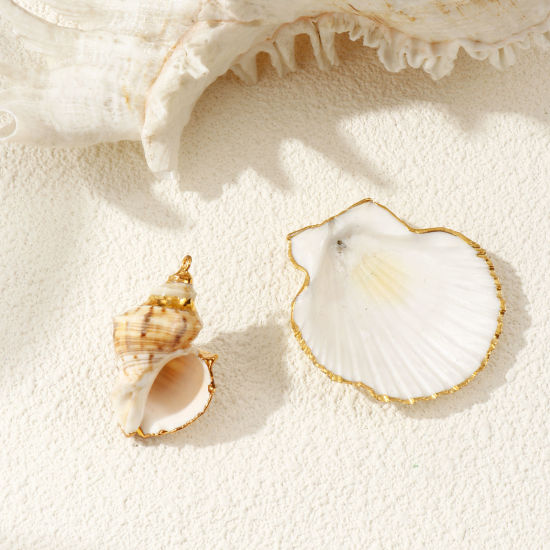 Picture of Natural Shell Pendants Gold Plated