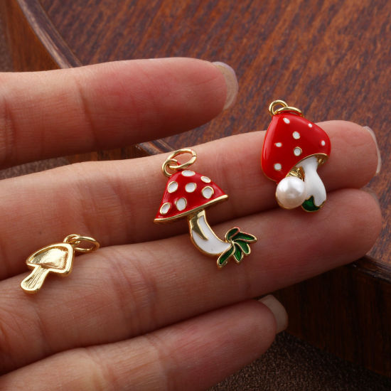 Immagine di 2 Pz Ecologico Ottone Collezione Flora Ciondoli 18K Vero Oro Placcato Smalto Fungo