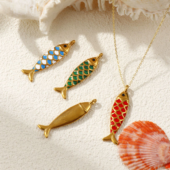 Immagine di 2 Pz Placcatura Sottovuoto PVD Ecologica 304 Acciaio Inossidabile Gioielli Oceanici Ciondoli Pendenti 18K Vero Oro Placcato Smalto Pesce 3D 4.9cm x 1.3cm