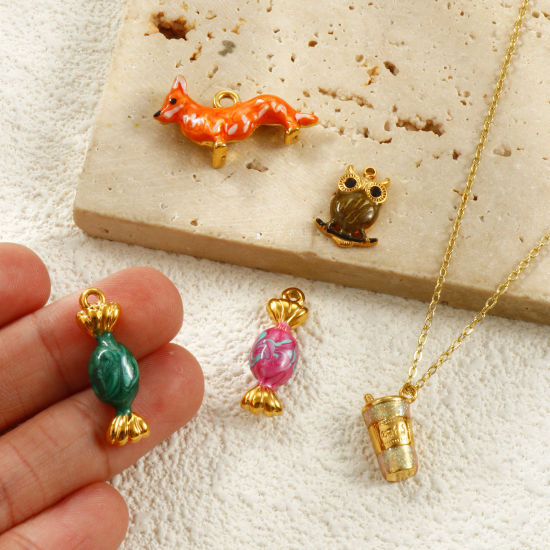 2 個 エコフレンドリー PVD真空メッキ 防水 耐変色性の 低アレルギー性の 304ステンレス鋼 チャーム 18Kリアルゴールドメッキ エナメル 3D の画像