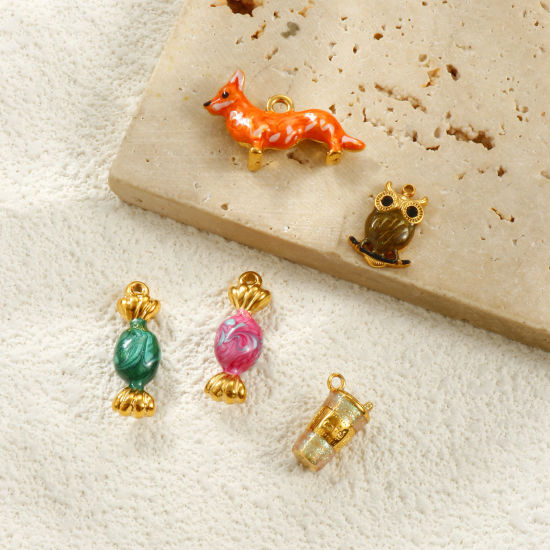 2 個 エコフレンドリー PVD真空メッキ 防水 耐変色性の 低アレルギー性の 304ステンレス鋼 チャーム 18Kリアルゴールドメッキ エナメル 3D の画像