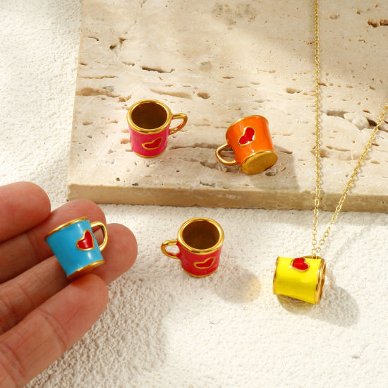 1 個 エコフレンドリー PVD真空メッキ 防水 耐変色性の 低アレルギー性の 304ステンレス鋼 チャーム 18Kリアルゴールドメッキ エナメル カップ 3D 18mm x 13mm、 の画像