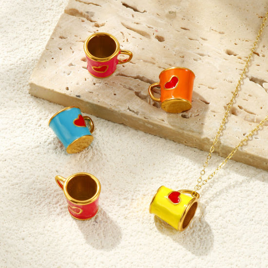 1 個 エコフレンドリー PVD真空メッキ 防水 耐変色性の 低アレルギー性の 304ステンレス鋼 チャーム 18Kリアルゴールドメッキ エナメル カップ 3D 18mm x 13mm、 の画像