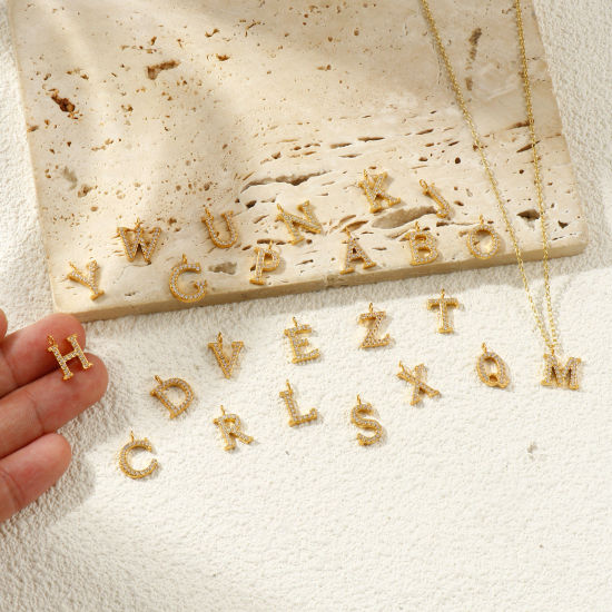 2 個 エコフレンドリー PVD真空メッキ 316ステンレス鋼 キャピタルレター チャーム 18Kゴールドメッキ 文字「 A-Z 」 マイクロパヴェ 透明 ラインストーン の画像