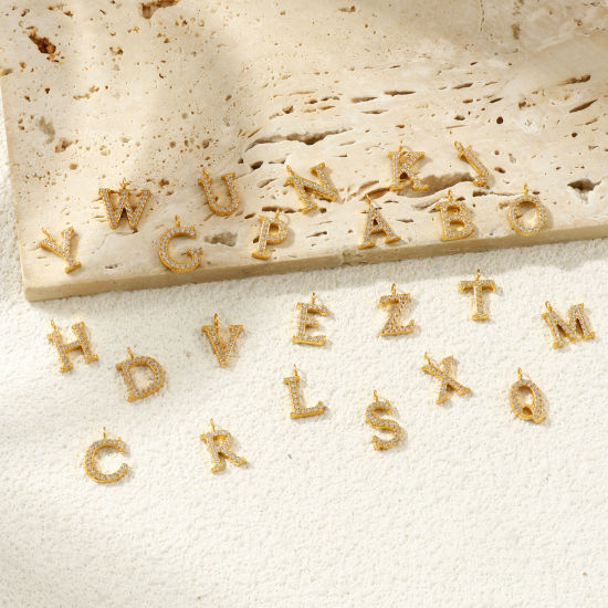 2 個 エコフレンドリー PVD真空メッキ 316ステンレス鋼 キャピタルレター チャーム 18Kゴールドメッキ 文字「 A-Z 」 マイクロパヴェ 透明 ラインストーン の画像