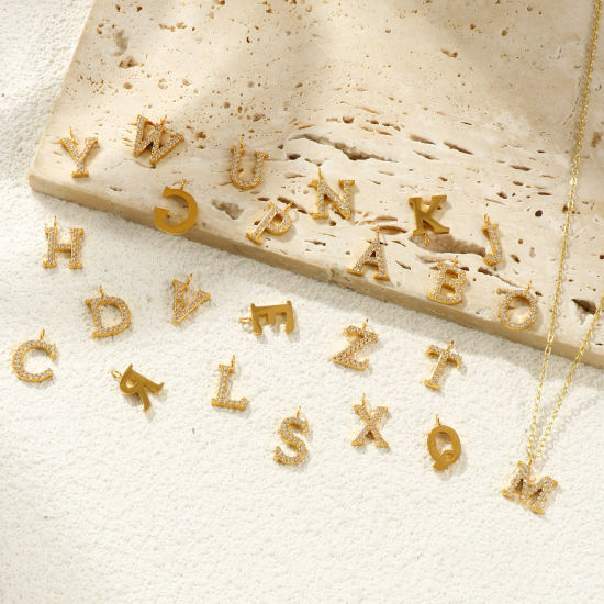 2 個 エコフレンドリー PVD真空メッキ 316ステンレス鋼 キャピタルレター チャーム 18Kゴールドメッキ 文字「 A-Z 」 マイクロパヴェ 透明 ラインストーン の画像