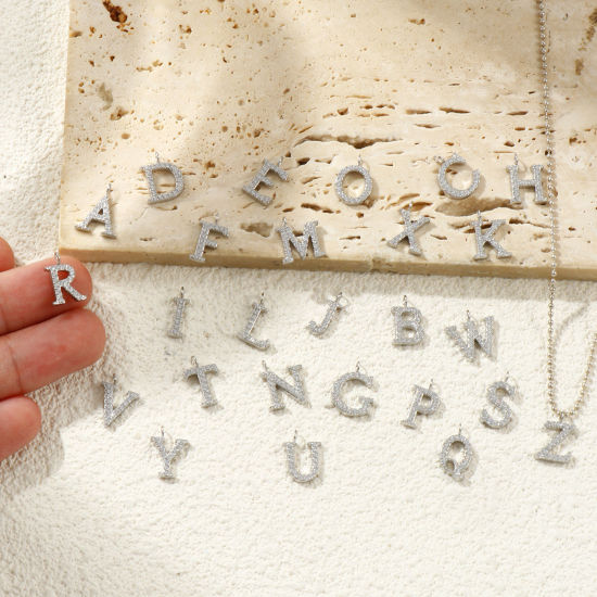 2 個 エコフレンドリー 304ステンレス鋼 キャピタルレター チャーム シルバートーン 文字「 A-Z 」 マイクロパヴェ 透明 ラインストーン の画像