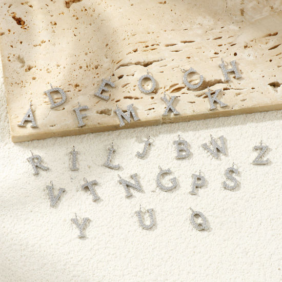 2 個 エコフレンドリー 304ステンレス鋼 キャピタルレター チャーム シルバートーン 文字「 A-Z 」 マイクロパヴェ 透明 ラインストーン の画像