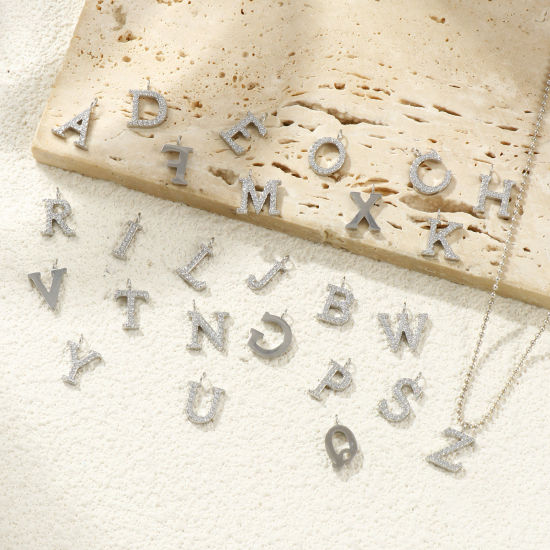 2 個 エコフレンドリー 304ステンレス鋼 キャピタルレター チャーム シルバートーン 文字「 A-Z 」 マイクロパヴェ 透明 ラインストーン の画像