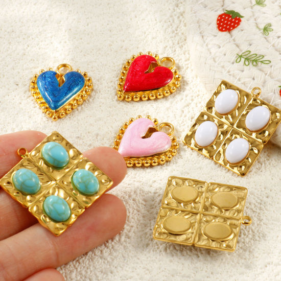 2 個 エコフレンドリー PVD 防水 耐変色性の 低アレルギー性の 304ステンレス鋼 チャーム 卸売り 18Kリアルゴールドメッキ ハート 正方形 の画像