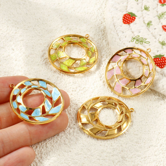 2 個 エコフレンドリー PVD 防水 耐変色性の 低アレルギー性の 304ステンレス鋼 ペンダント 卸売り 18Kリアルゴールドメッキ エナメル 円形 葉 きらめき 3.1cm x 2.8cm、 の画像