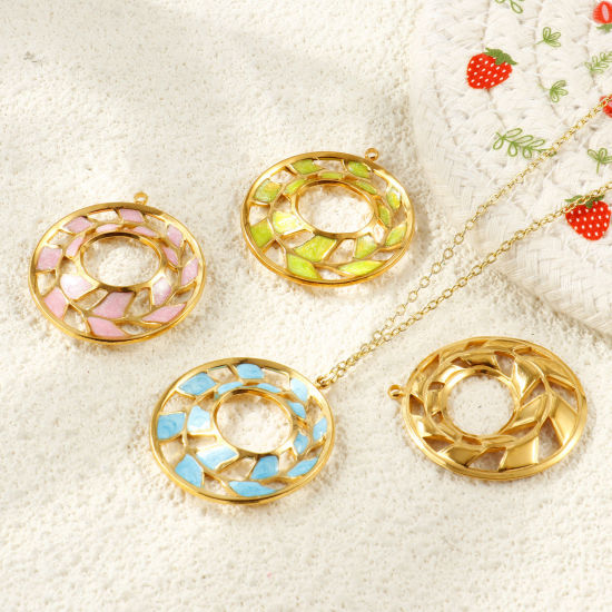 2 個 エコフレンドリー PVD 防水 耐変色性の 低アレルギー性の 304ステンレス鋼 ペンダント 卸売り 18Kリアルゴールドメッキ エナメル 円形 葉 きらめき 3.1cm x 2.8cm、 の画像